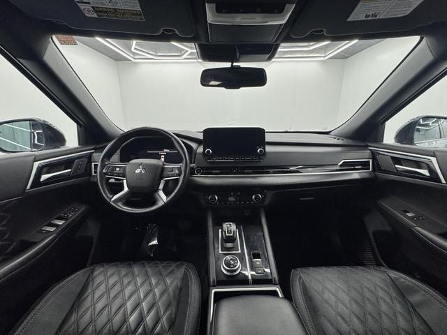 Photo of 2023 White Diamond Mitsubishi Outlander