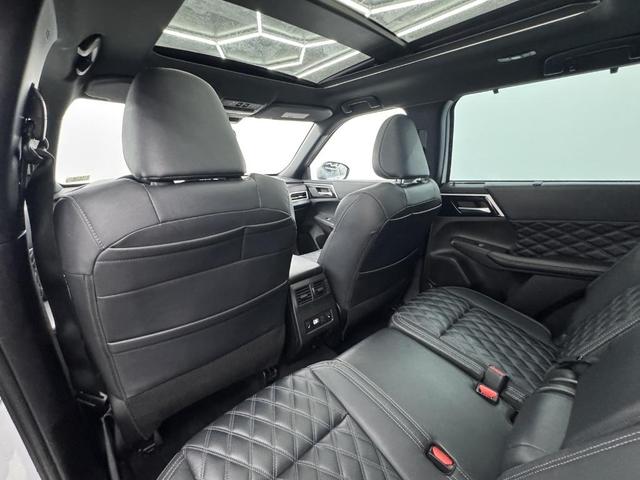 Photo of 2023 White Diamond Mitsubishi Outlander