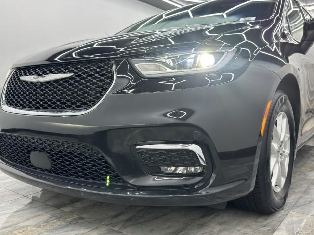 Photo of 2023 Brilliant Black Crystal Pearlcoat Chrysler Pacifica