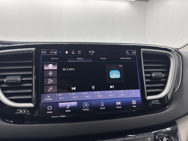 Photo of 2023 Brilliant Black Crystal Pearlcoat Chrysler Pacifica