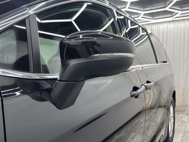 Photo of 2023 Brilliant Black Crystal Pearlcoat Chrysler Pacifica