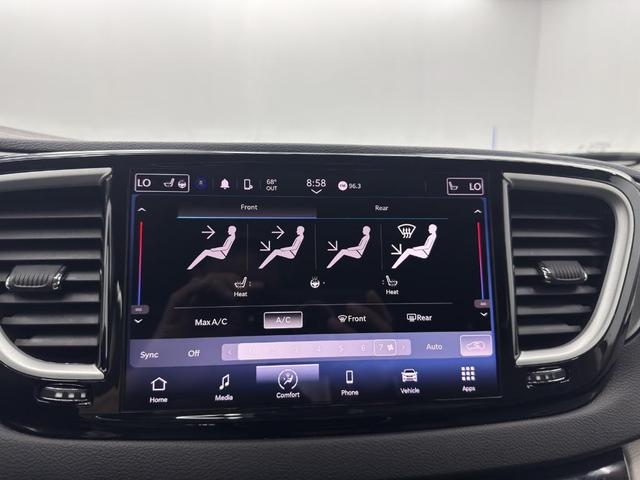 Photo of 2023 Brilliant Black Crystal Pearlcoat Chrysler Pacifica
