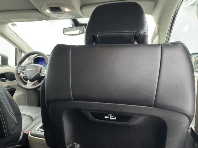 Photo of 2023 Brilliant Black Crystal Pearlcoat Chrysler Pacifica