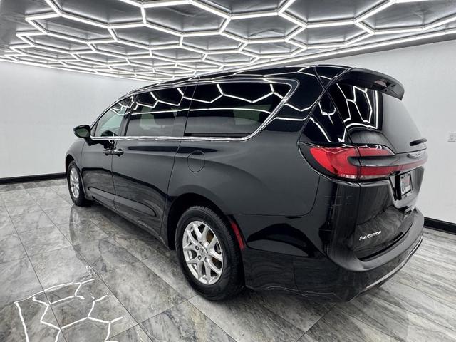 Photo of 2023 Brilliant Black Crystal Pearlcoat Chrysler Pacifica