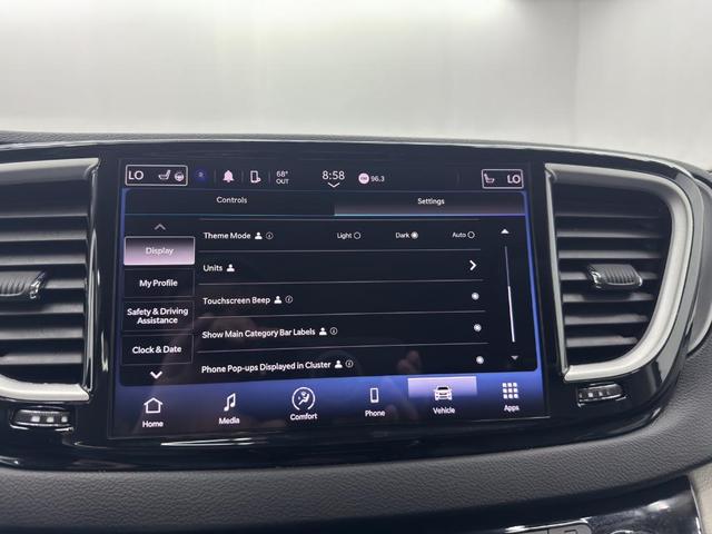 Photo of 2023 Brilliant Black Crystal Pearlcoat Chrysler Pacifica