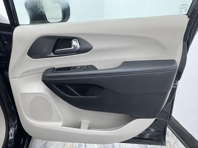 Photo of 2023 Brilliant Black Crystal Pearlcoat Chrysler Pacifica