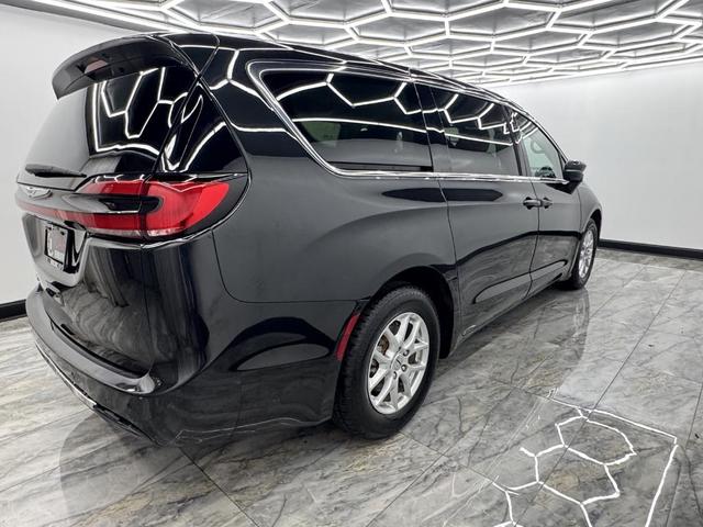 Photo of 2023 Brilliant Black Crystal Pearlcoat Chrysler Pacifica