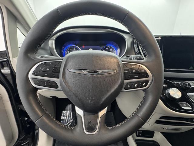 Photo of 2023 Brilliant Black Crystal Pearlcoat Chrysler Pacifica