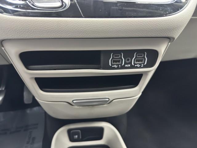 Photo of 2023 Brilliant Black Crystal Pearlcoat Chrysler Pacifica