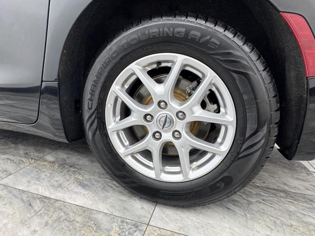 Photo of 2023 Brilliant Black Crystal Pearlcoat Chrysler Pacifica