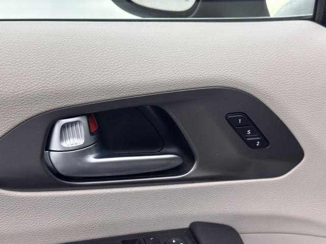 Photo of 2023 Brilliant Black Crystal Pearlcoat Chrysler Pacifica
