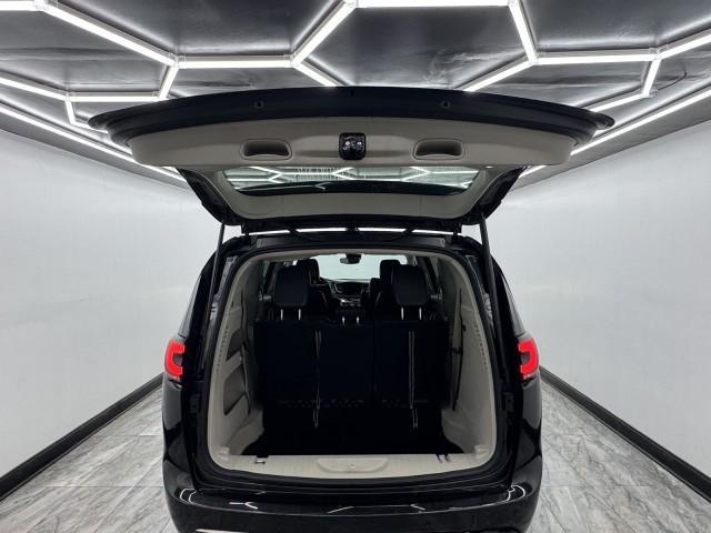 Photo of 2023 Brilliant Black Crystal Pearlcoat Chrysler Pacifica
