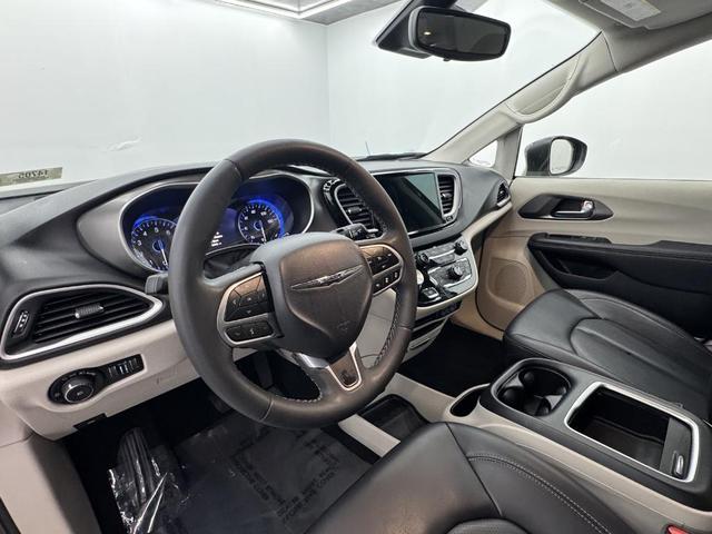 Photo of 2023 Brilliant Black Crystal Pearlcoat Chrysler Pacifica