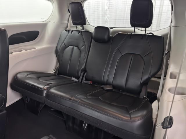 Photo of 2023 Brilliant Black Crystal Pearlcoat Chrysler Pacifica