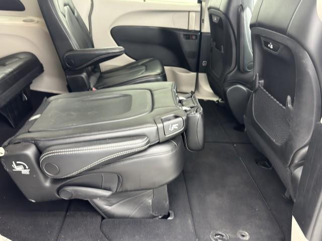 Photo of 2023 Brilliant Black Crystal Pearlcoat Chrysler Pacifica
