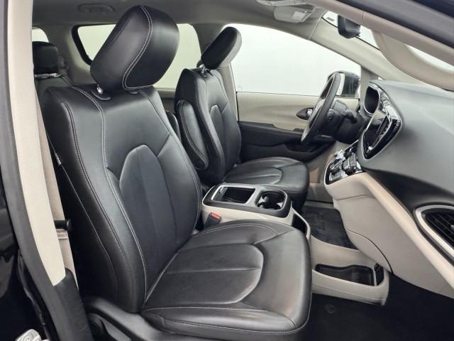Photo of 2023 Brilliant Black Crystal Pearlcoat Chrysler Pacifica