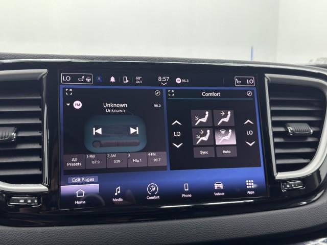 Photo of 2023 Brilliant Black Crystal Pearlcoat Chrysler Pacifica