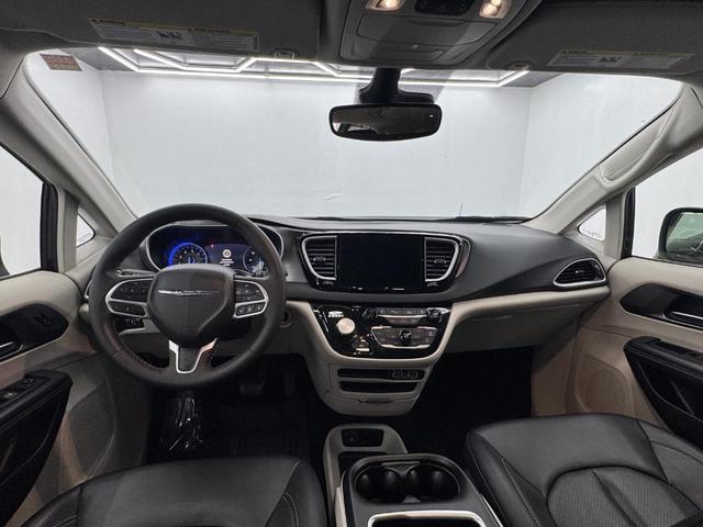 Photo of 2023 Brilliant Black Crystal Pearlcoat Chrysler Pacifica