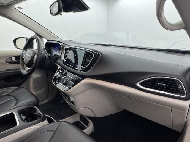 Photo of 2023 Brilliant Black Crystal Pearlcoat Chrysler Pacifica