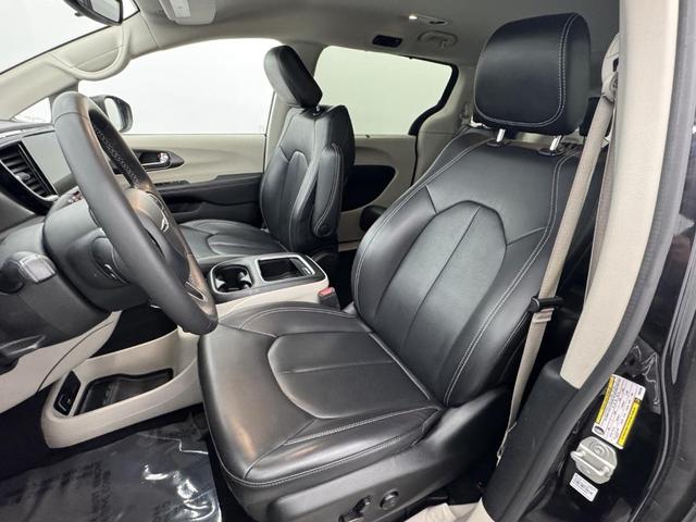 Photo of 2023 Brilliant Black Crystal Pearlcoat Chrysler Pacifica