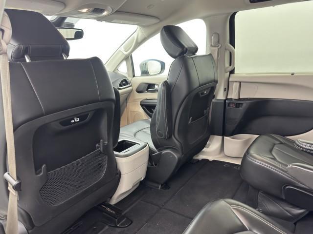 Photo of 2023 Brilliant Black Crystal Pearlcoat Chrysler Pacifica