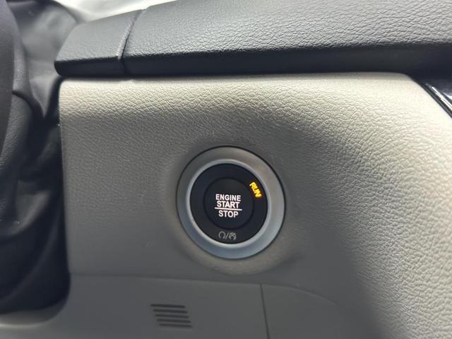 Photo of 2023 Brilliant Black Crystal Pearlcoat Chrysler Pacifica