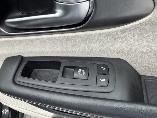 Photo of 2023 Brilliant Black Crystal Pearlcoat Chrysler Pacifica