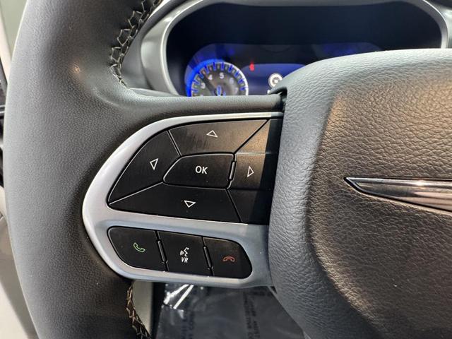 Photo of 2023 Brilliant Black Crystal Pearlcoat Chrysler Pacifica