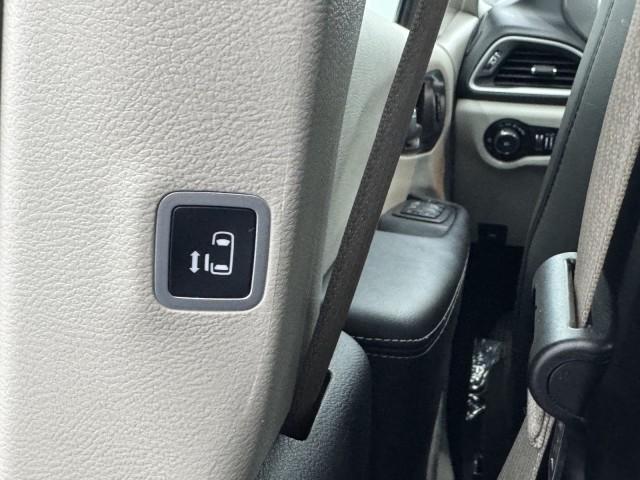 Photo of 2023 Brilliant Black Crystal Pearlcoat Chrysler Pacifica