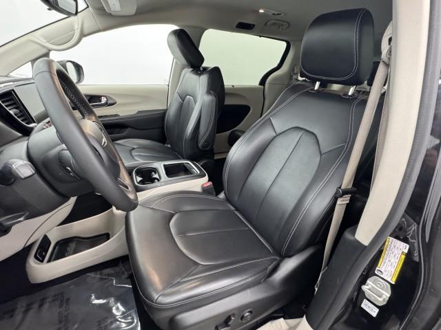 Photo of 2023 Brilliant Black Crystal Pearlcoat Chrysler Pacifica