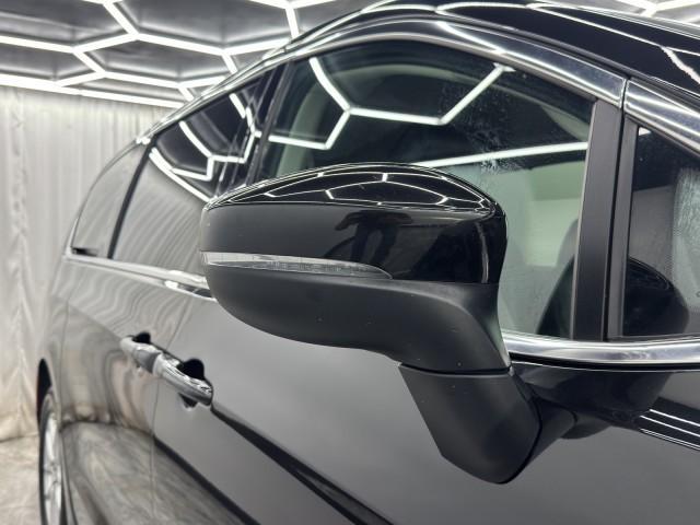 Photo of 2023 Brilliant Black Crystal Pearlcoat Chrysler Pacifica