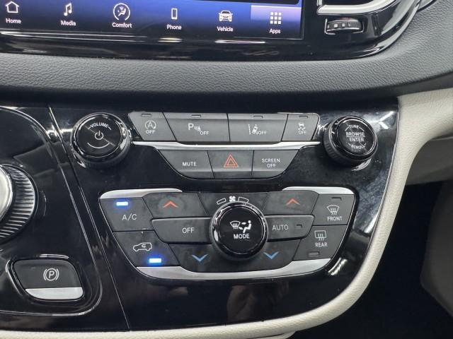 Photo of 2023 Brilliant Black Crystal Pearlcoat Chrysler Pacifica