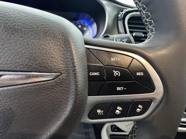Photo of 2023 Brilliant Black Crystal Pearlcoat Chrysler Pacifica