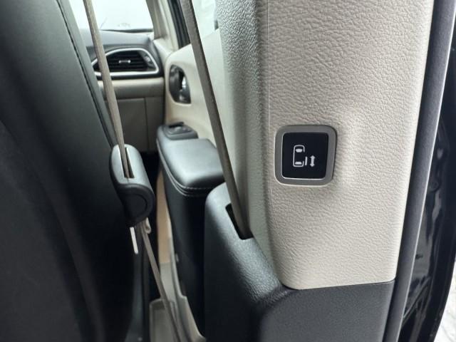Photo of 2023 Brilliant Black Crystal Pearlcoat Chrysler Pacifica