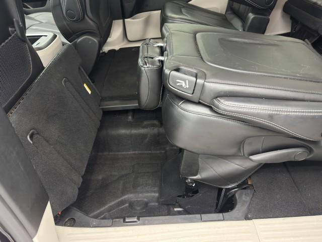 Photo of 2023 Brilliant Black Crystal Pearlcoat Chrysler Pacifica