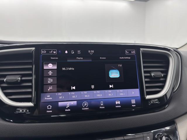 Photo of 2023 Brilliant Black Crystal Pearlcoat Chrysler Pacifica