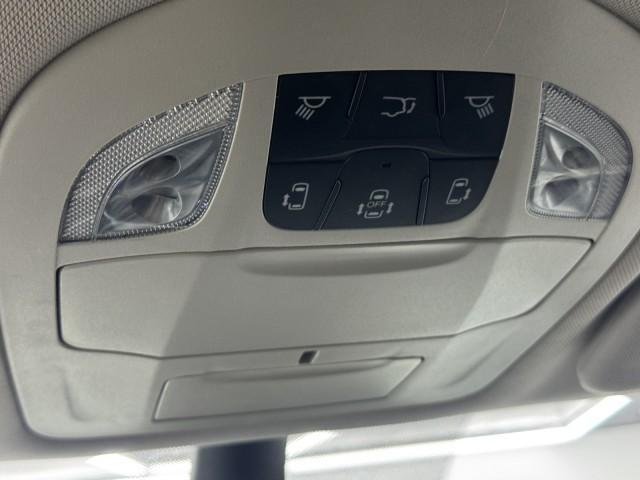 Photo of 2023 Brilliant Black Crystal Pearlcoat Chrysler Pacifica
