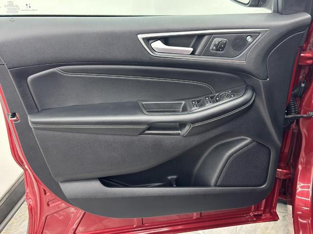 Photo of 2022 Rapid Red Metallic Tinted Clearcoat Ford Edge