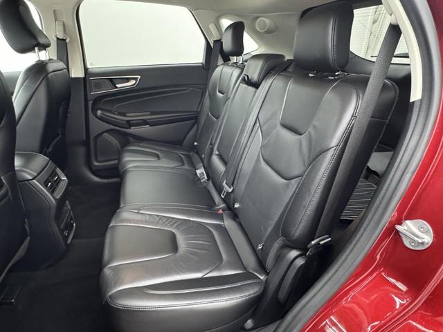 Photo of 2022 Rapid Red Metallic Tinted Clearcoat Ford Edge