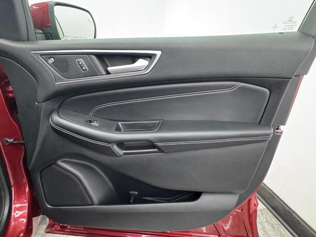 Photo of 2022 Rapid Red Metallic Tinted Clearcoat Ford Edge