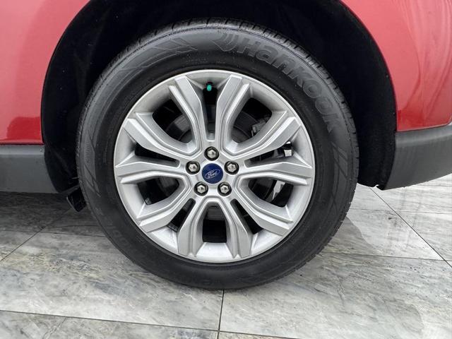 Photo of 2022 Rapid Red Metallic Tinted Clearcoat Ford Edge