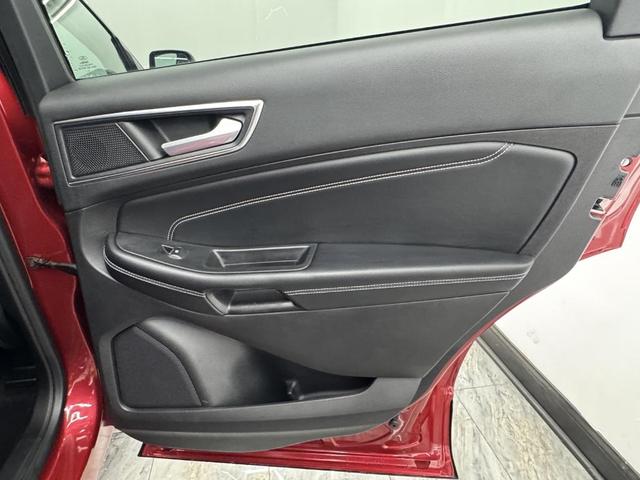 Photo of 2022 Rapid Red Metallic Tinted Clearcoat Ford Edge
