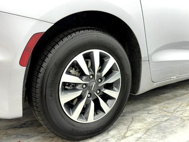 Photo of 2021 Billet Silver Metallic Clearcoat Chrysler Pacifica Hybrid