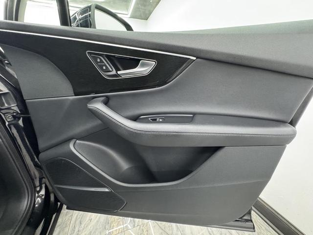 Photo of 2023 Mythos Black Metallic Audi Q7