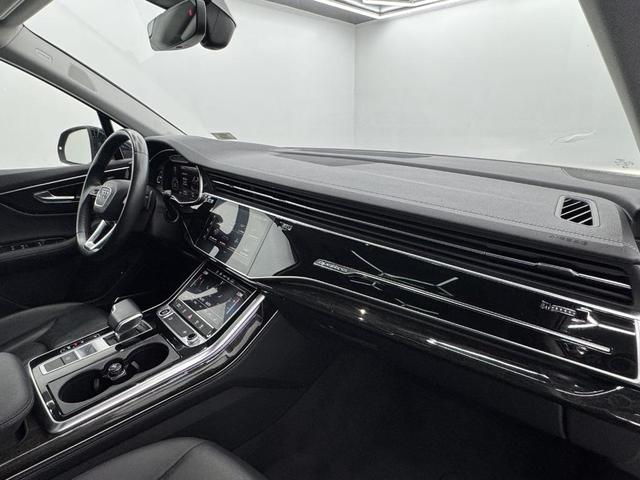 Photo of 2023 Mythos Black Metallic Audi Q7