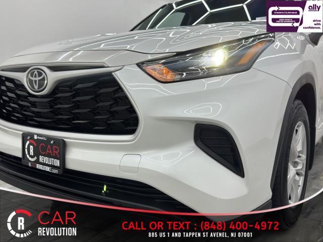 Photo of 2023 White Toyota Highlander
