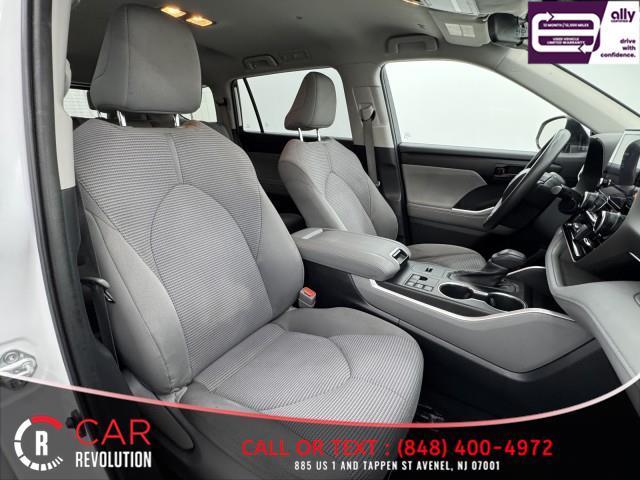 Photo of 2023 White Toyota Highlander
