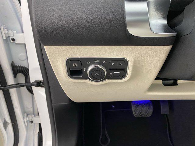 Photo of 2025 Polar White Mercedes-Benz GLB 250