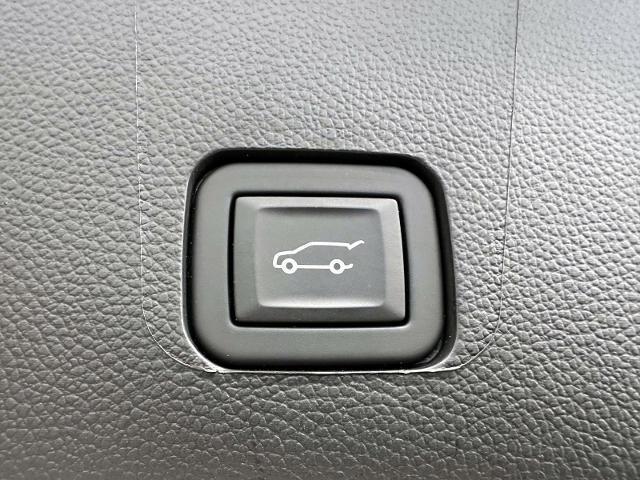 Photo of 2023 White Chevrolet Traverse