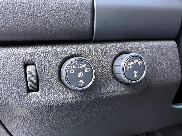 Photo of 2022 White GMC Canyon